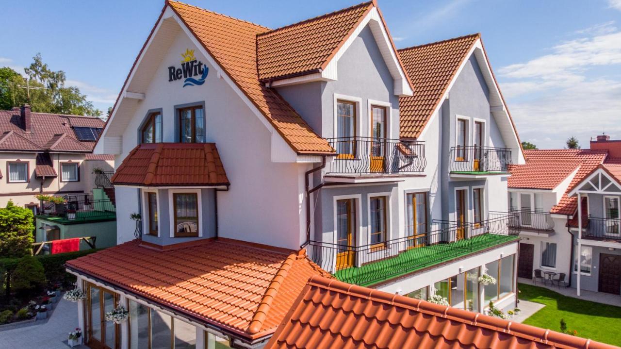 Rewit Dom Goscinny Z Podgrzewanym Basenem Rewal Exterior photo