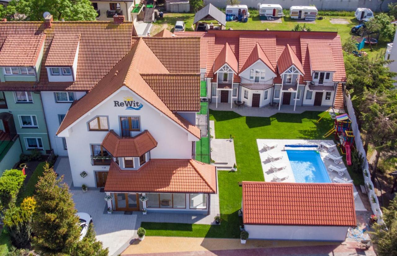 Rewit Dom Goscinny Z Podgrzewanym Basenem Rewal Exterior photo